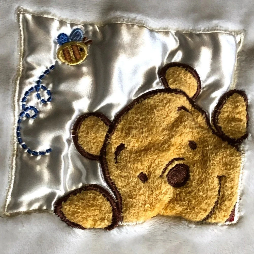 Disney Winnie the Pooh Baby Blanket White Plush Satin Trim Bee 28x38